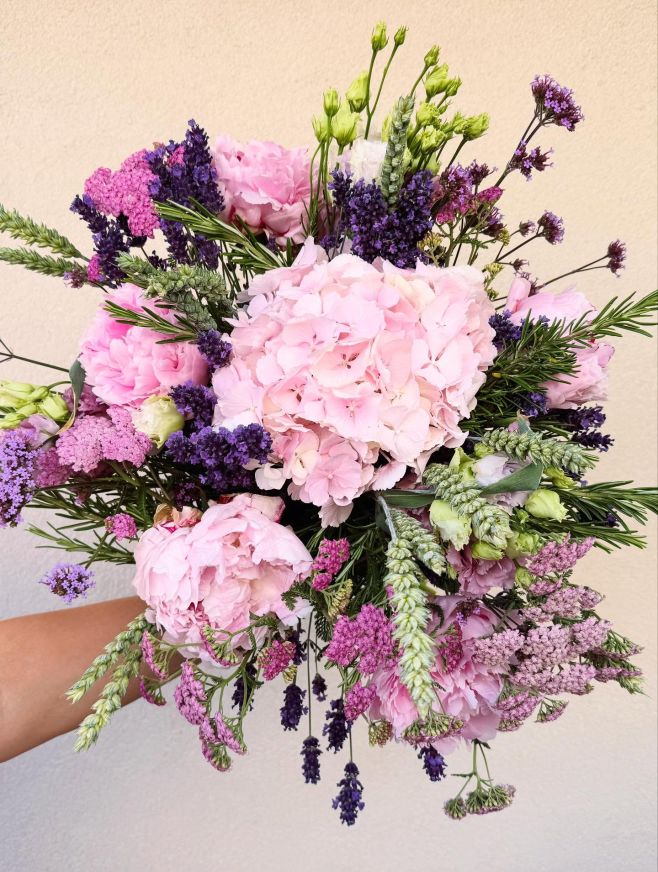 🌸Řekni květinou, že léto je tady… Hortenzie, pivoňky, levandule, řebříček a trocha obilí - voňavý příběh plný slunce,...