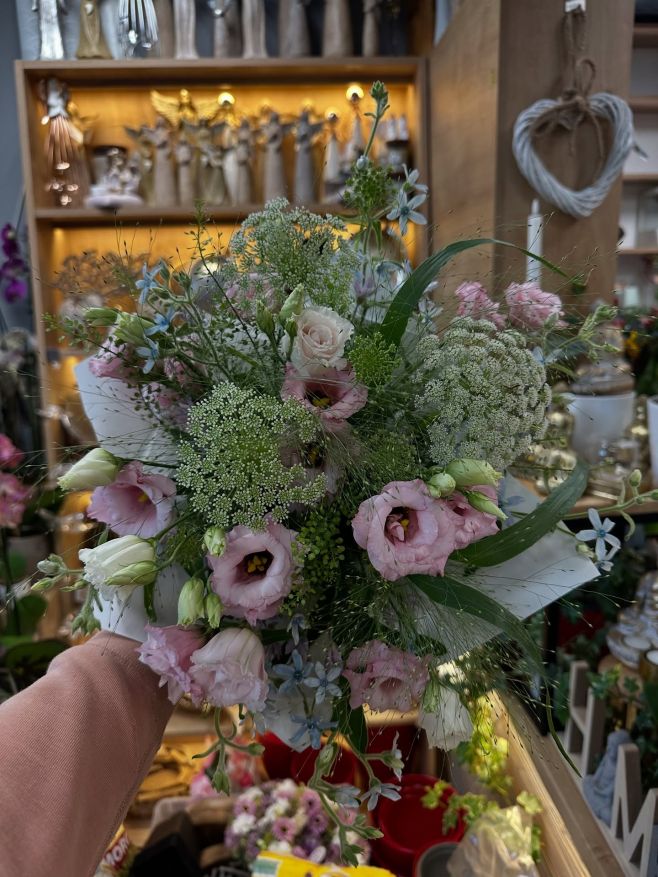 Když slova nestačí, mluví květiny... 💐💕 #kvetinypoly #kytice #eustoma #oxypetalum