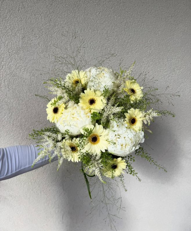 Poslední chvíle pro pivoňky! 🌼💛🤍 Nechte je zazářit ve vaší váze. #kvetinypoly #paeonia #pivonky