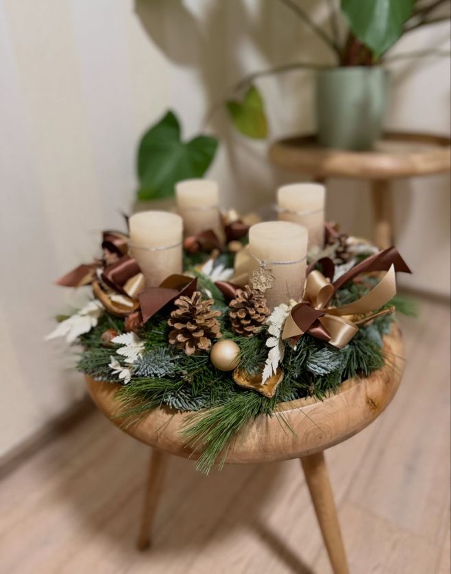 Kouzlo adventu začíná… ✨ Svíčky, vůně jehličí, přírodní dekorace a detaily, které rozsvítí každý domov. Letos vsázíme na...