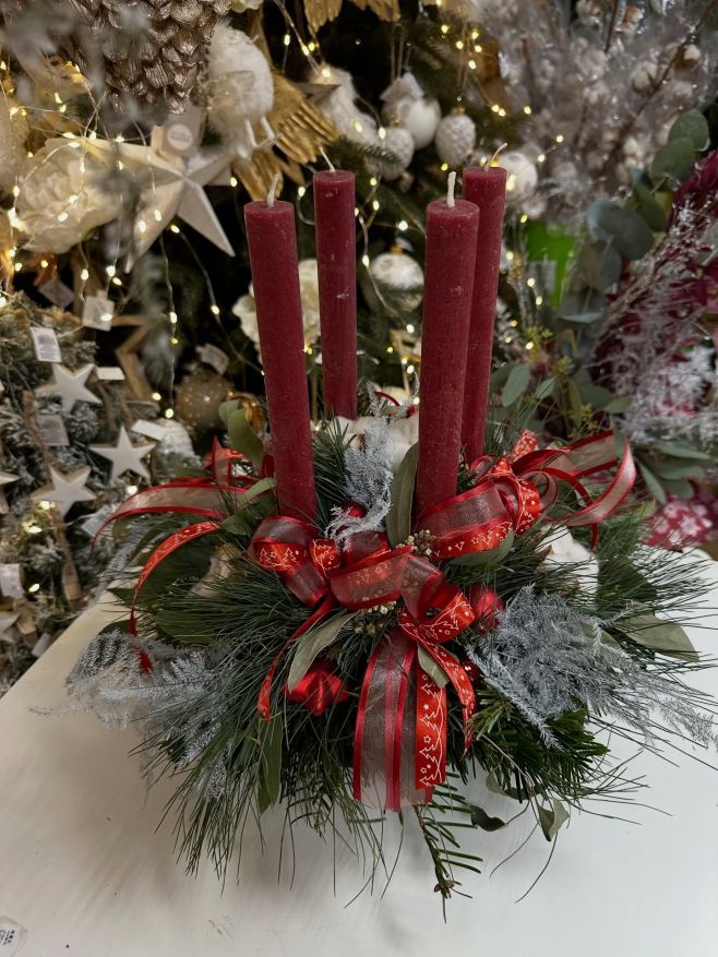 ✨ Adventní nálada v celé své kráse. Náš svícen s vůní jehličí, červenými svíčkami a slavnostními detaily rozzáří každý...