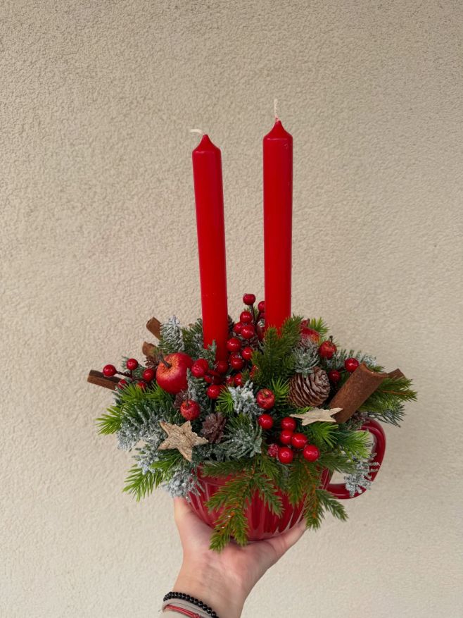Vánoční svícen z naší dílny – červená, jehličí, skořice a zimní kouzlo v jedné misce ✨🎄 #kvetinypoly #advent...